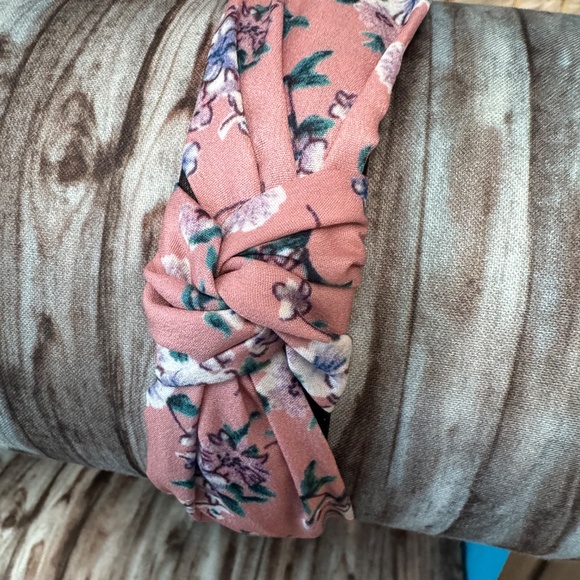 A lot of 4, custom, handmade, floral print headbands (purchased from Etsy) - Picture 3 of 15